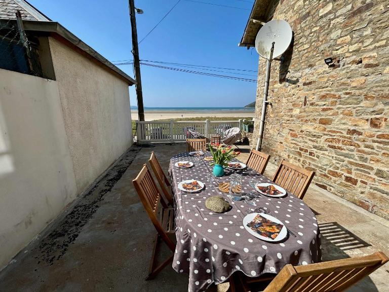 Charming seaside family home - sleeps 8 - B&B Saint-Michel-en-Grève