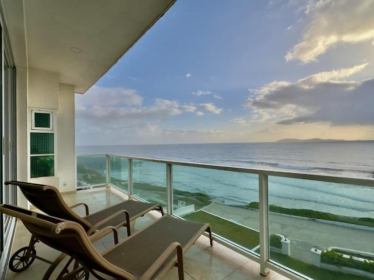 Oceanfront Villa 4BR 4 BA Real Mediterraneo - Ferienwohnung Tijuana