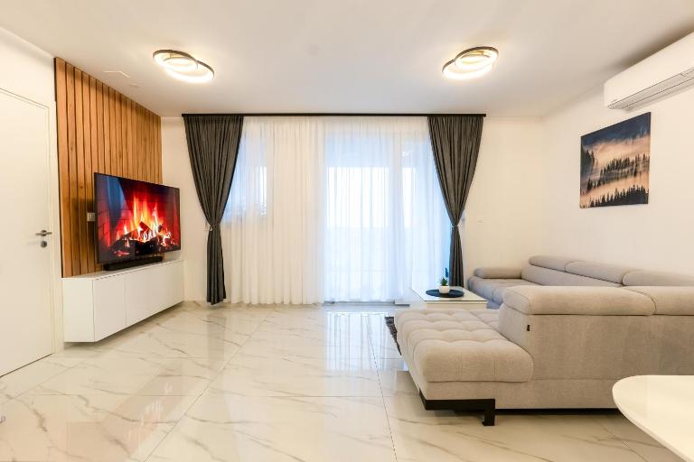 Modern Cityscape 2-Bedroom Terrace apartment - B&B Split