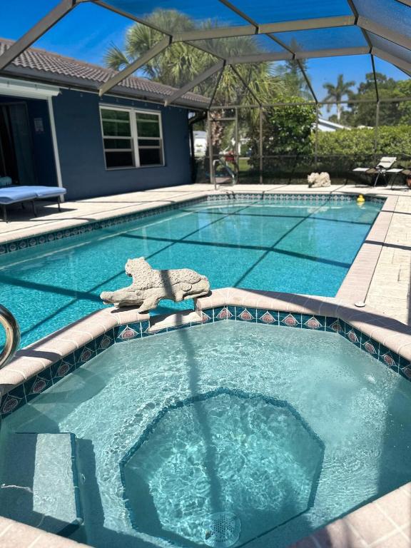 LE BLEU Charming Poolside Retreat - Ferienwohnung Bonita Springs