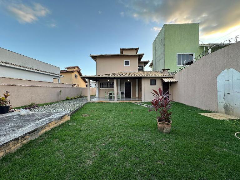Casarão com quintal na quadra da praia | ROCM1217 - B&B Rio das Ostras