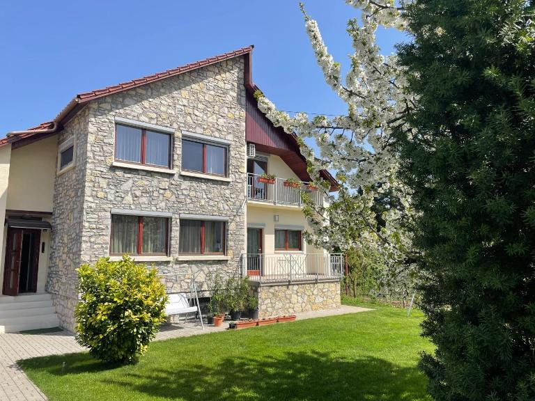 Meggyes Apartman - Bed and Breakfast Balatonalmádi