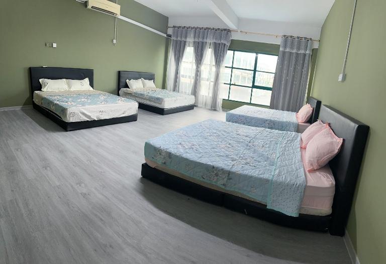 Check In Studio Homestay 12pax 1 Big Room with 4 kingsize 2 single matress Spacious space Super Budget - B&B Sibu