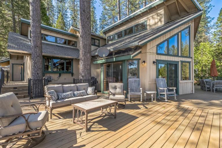 Dos Pinos Spacious Lakefront Cabin with Game Room - Bed and Breakfast Groveland