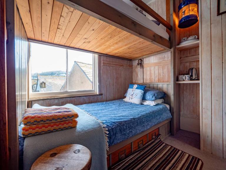 B&B Bunk Room Above Café Alf Resco in Dartmouth - B&B Dartmouth