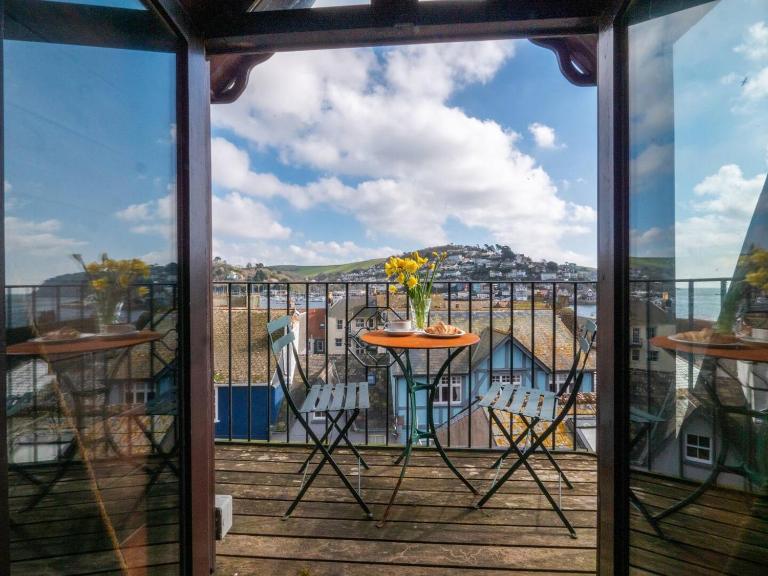 River View Apartment with Parking & Balcony - B&B Dartmouth