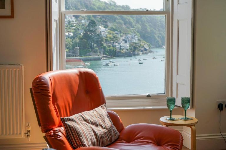 Riverside Apartment with Stunning Views & Patio - B&B Dartmouth