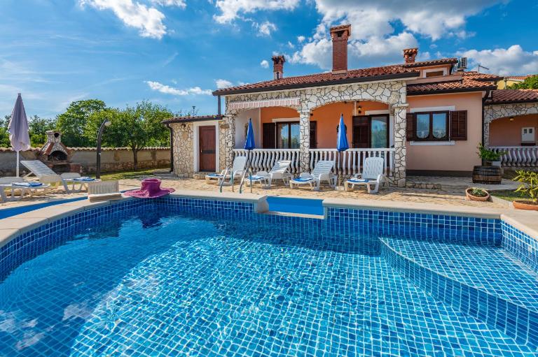 Villa Mirela, a romantic and charming pool villa - B&B Nedeščina