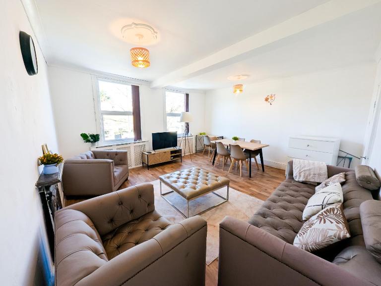 Cozy 2BR Flat Near Twickenham Stadium for Families - Chambres d'hôtes Teddington