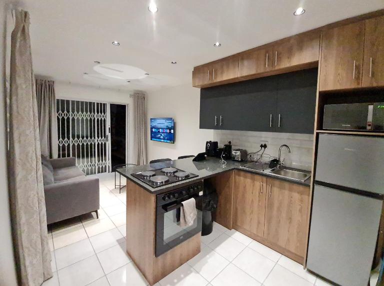 Oasis - Renovated - Queen extra length bed apartment - B&B Cape Town