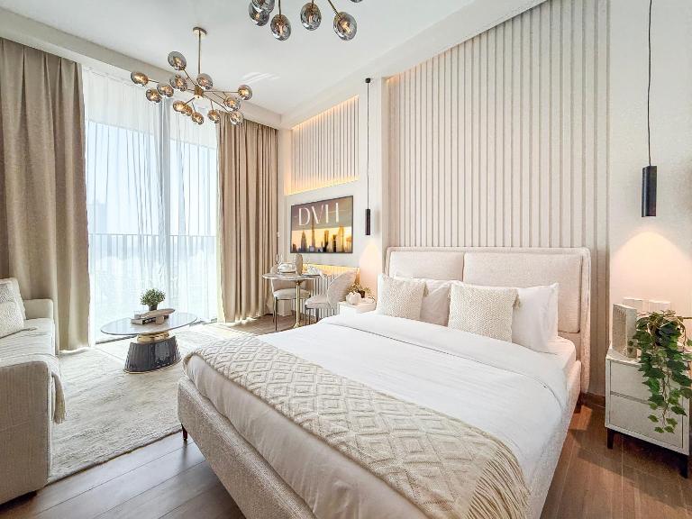 Modern Chic Studio Apartment, Belgravia Heights 2, JVC Dubai - B&B Dubai