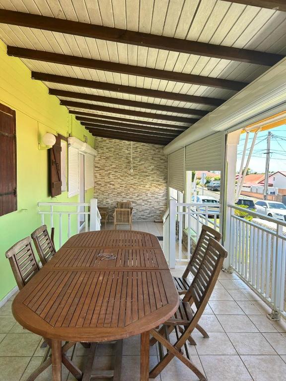 Jolie maison saisonnière en Guadeloupe de 160m2 disposant de 4 chambres 2 toilettes une grande véranda et terrasse - Chambres d'hôtes Vieux-Fort