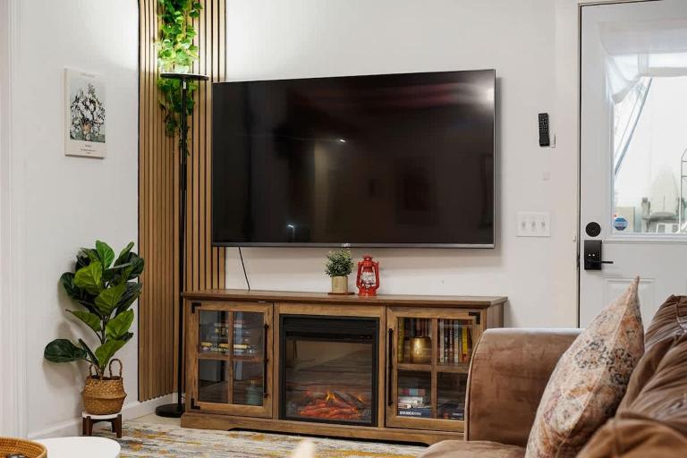 Beach Block 2-Bed with Coastal Palm Trees and Yard - B&B Pacifica