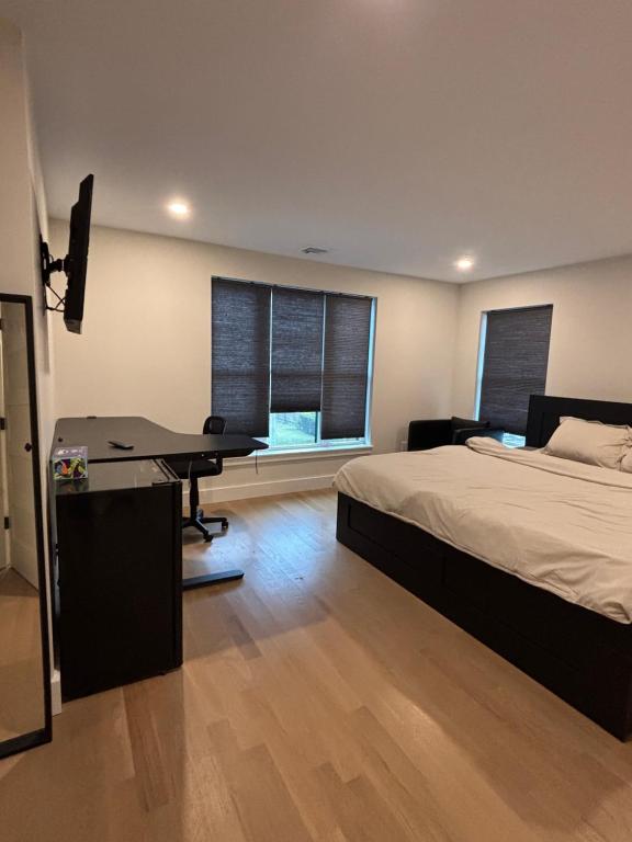 Modern bedroom in Weymouth with private bath - B&B Weymouth
