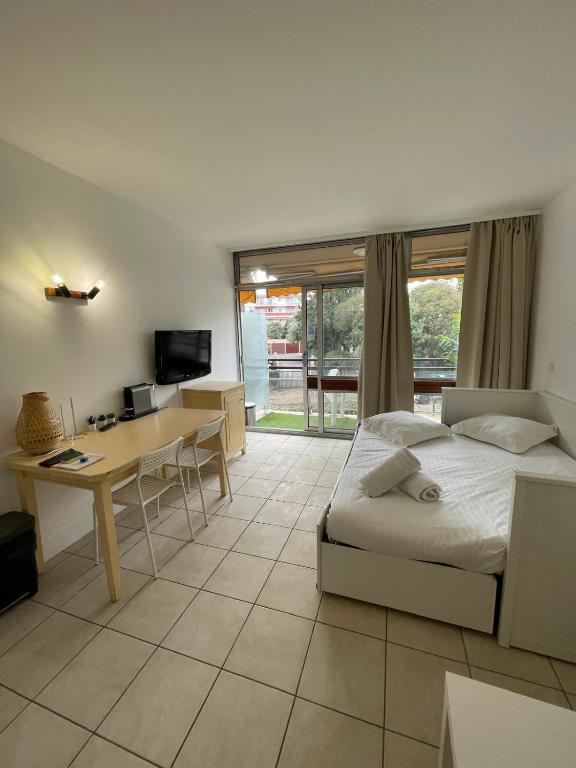 06U - Beautiful studio in residence - swimming pool and tennis court - B&B Saint-Laurent-du-Var