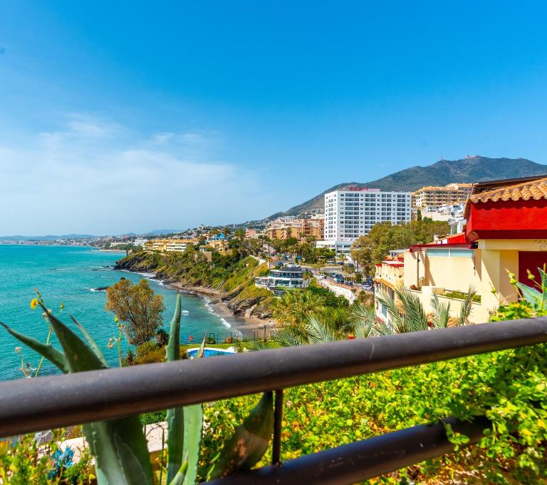 Torrequebrada beachfront apartment, Costa del Sol - Chambres d'hôtes Benalmádena