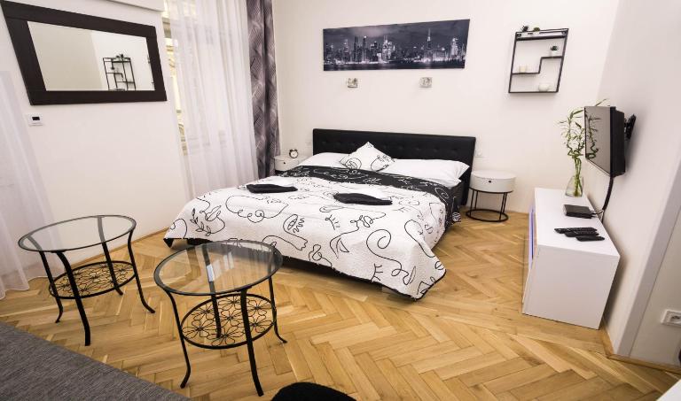 Black & White Apartment Prague by Wenceslas Square and Muzeum - B&B Praga