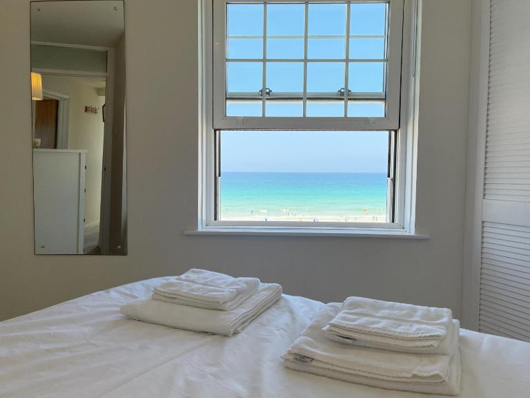 4 Crusoes - beachside apartment - Bed and Breakfast St Ives