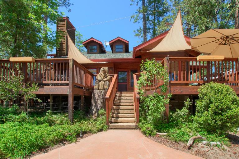 Willow Cove Lodge- 5 bedrooms with a hot tub - Bed and Breakfast Bass Lake
