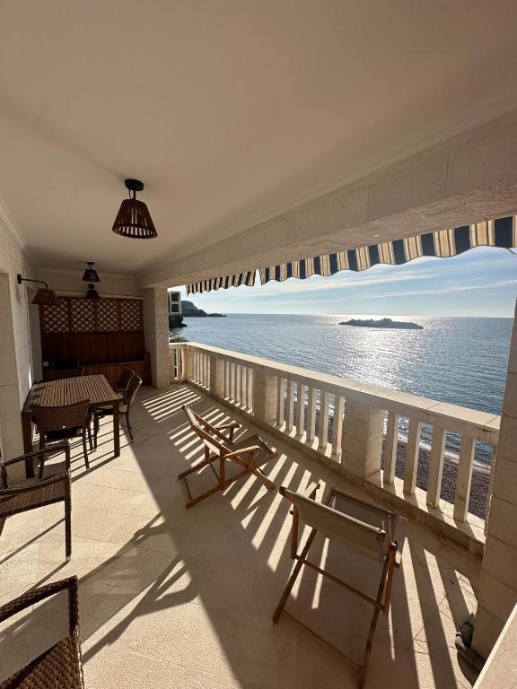 Beachfront Four Bedroom Apartment - Bed and Breakfast Sveti Stefan