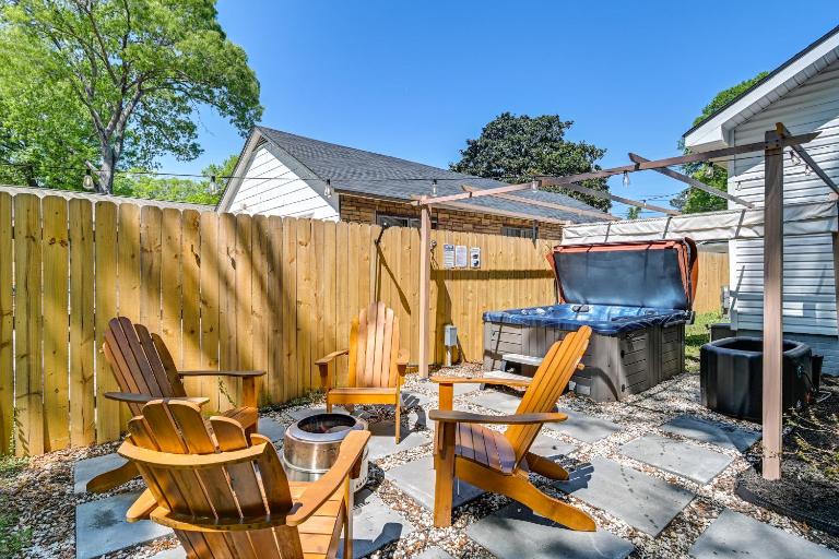 Private Hot Tub & Cold Plunge: Fayetteville Gem! - B&B Fayetteville