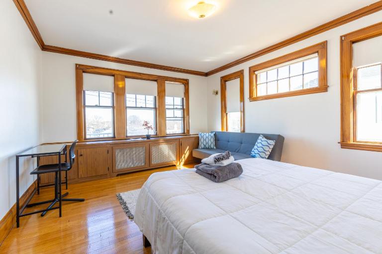 152 Quite & Bright & Spacious Apt in Brighton - B&B Boston