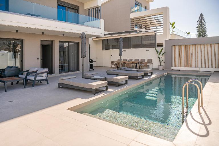 Mossa Concept Villas - heated pool- 200 m from the beach - B&B Tértsa