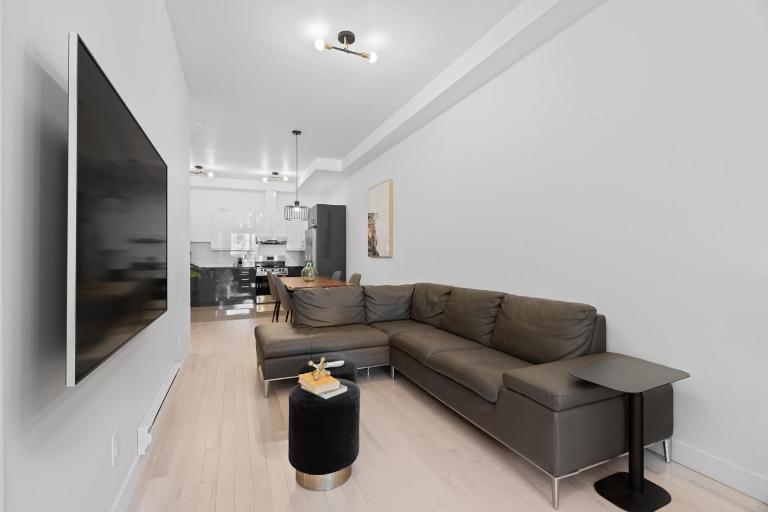 New Modern 2bdr Apartment in Little Italy Unit 202 - B&B Montreal