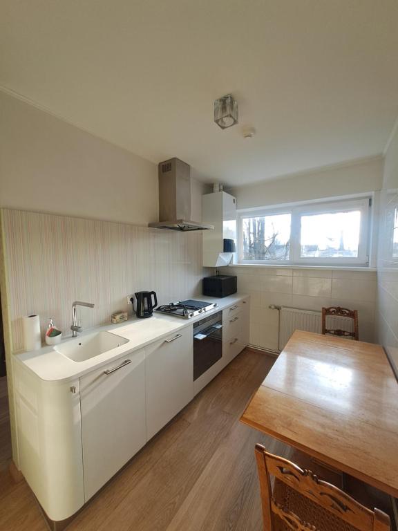 Cozy apartment - 100m beach, AC, workstation, balcony, backyard, self check-in, yoga mat - B&B Jūrmala