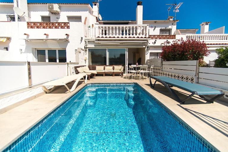 WELCS CASA 240 EMP con piscina y vista al canal - Chambres d'hôtes Empuriabrava
