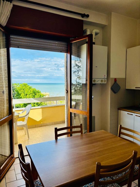 APPARTAMENTO VISTA MARE -E- con 2 camere da letto -Residence azzurro - Bed and Breakfast Gabicce Mare
