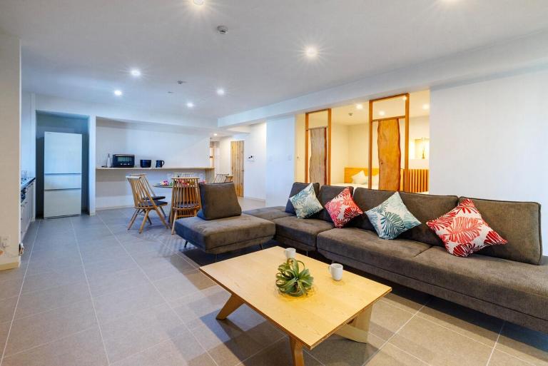 A3 Maximum 8 people OK! Perfect for families and groups! Free parking for up to 2 cars! Walking distance to the beach & many restaurants A3コーディアルステイ - B&B Onna