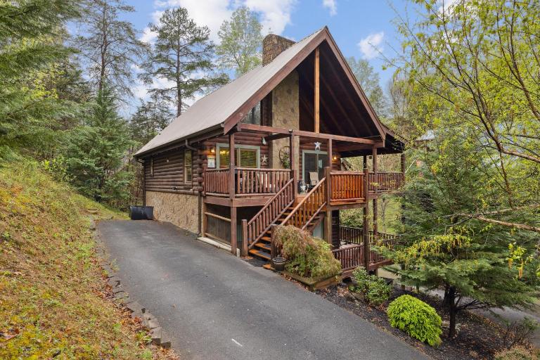 Campfire Dreams, where cozy moments and mountain memories await! - B&B Pigeon Forge