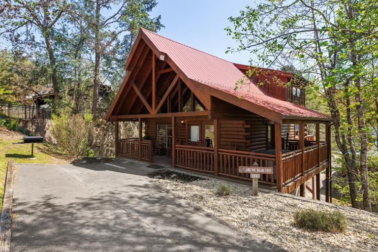 Are We Bear Yet Rustic 1BR Cabin with Hot Tub Pools & Fireplace1 Mile from Parkway - Ferienwohnung Pigeon Forge