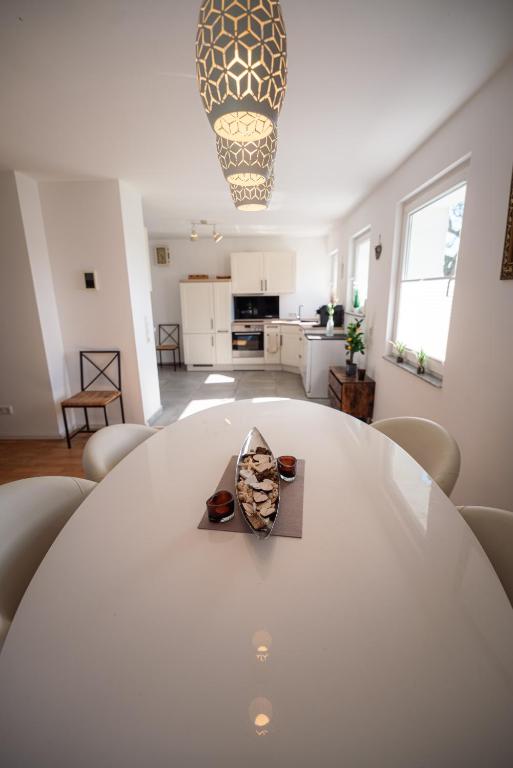 Wohlfühloase - Moderne Ferienwohnung mit großem eingezäuntem Garten in Alleinlage an Feld & Wald, Natur pur trifft auf Komfort, Wellness und gute Erholung - Ferienwohnung Alpen