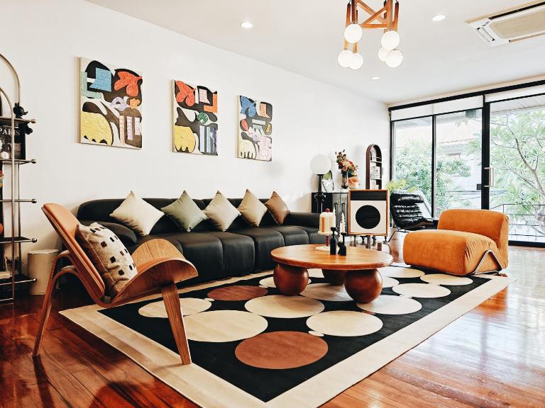 4BR Modern Art Villa with Free Wi-Fi Netflix Vinyl - Chambres d'hôtes Bangkok