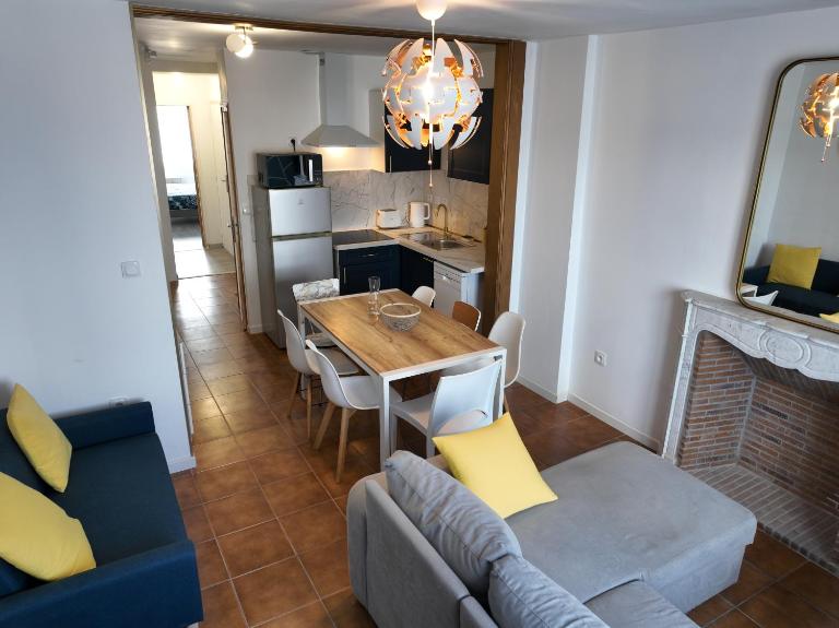 Grand appartement de ville avec 2 places de parking privées intérieur - B&B Beuvrages
