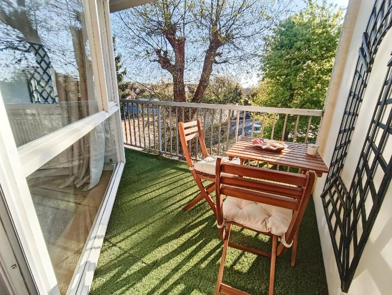 Appartement à 10 minutes à pied du centre ville avec parking privé et balcon - B&B Caen