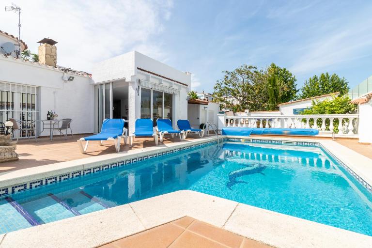 Goldhome - Casa 4 habitaciones, piscina privada climatizada - B&B Empuriabrava