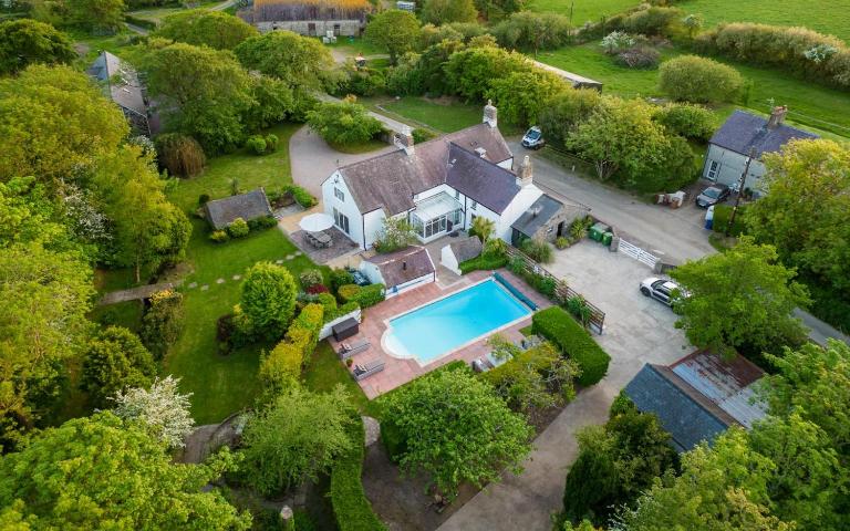 Plas Newydd with Swimming Pool, Fire Pit, and Log Fires - Chambres d'hôtes Rhiw