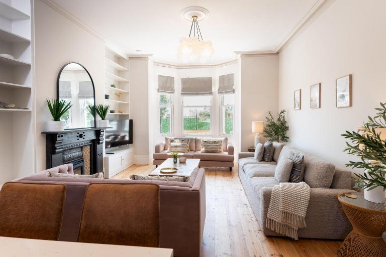 Stunning Townhouse by the sea, Hot Tub sleeps 17 - Ferienwohnung Seaton