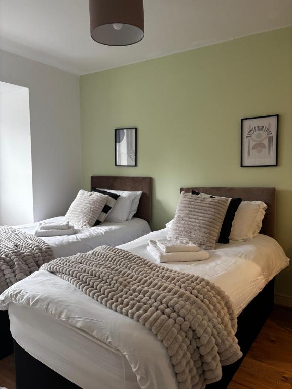 8-Bed Luxury Contractor Stay Minutes from Main Roads - B&B Birmingham