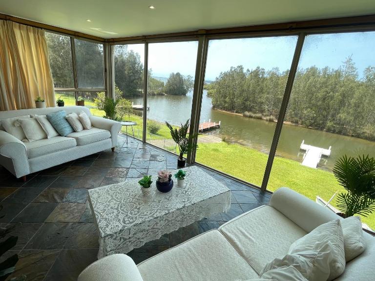 BasinWaterStays Waterfront Jetty - SHARE Home - Brm1 QueenBed room - Private Bathroom in Brm1 room - see Profile & Photos - B&B Basin View