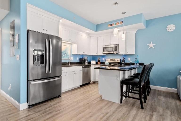 Harbor Hideaway 1 Block to Beach AC - Bed and Breakfast Hampton