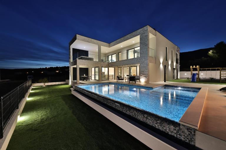 Luxury Villa Sunlife with pool - B&B Kaštel Novi