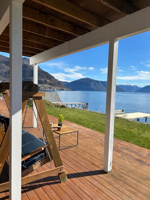 Live right by the Sognefjord - B&B Sogndal