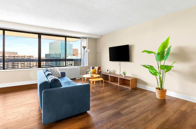 Crystal City Escape Stylish Apt Close to DC Airport - Bed and Breakfast Arlington