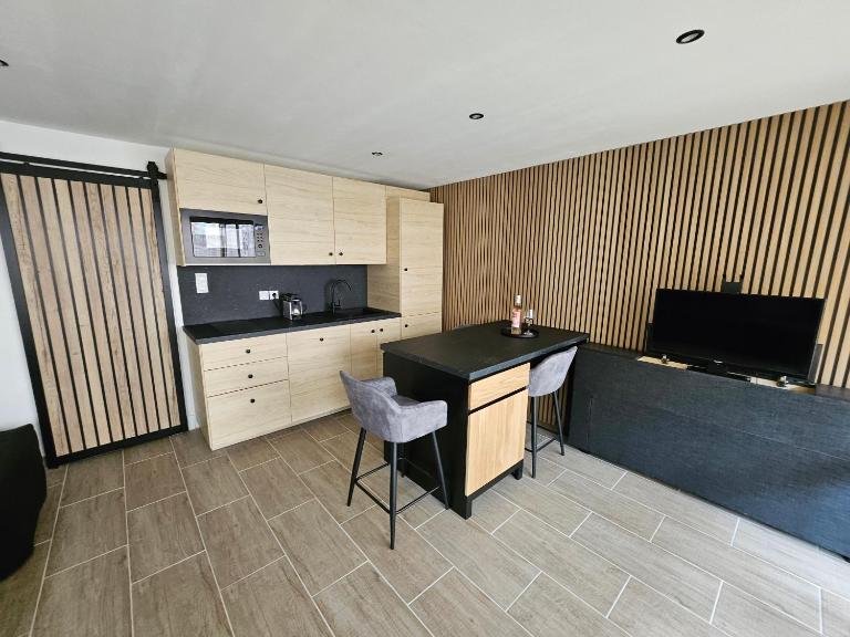 Studio chic climatisé avec vue mer et piscine à 100m plage du Môle - B&B Le Cap d'Agde