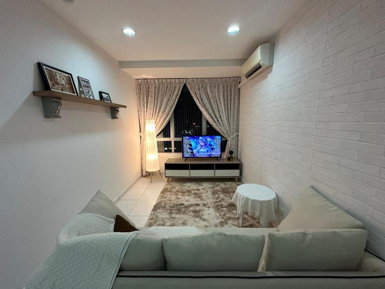 Mount Austin Akademik 2 parking spaces 3 double beds - B&B Johor Bahru