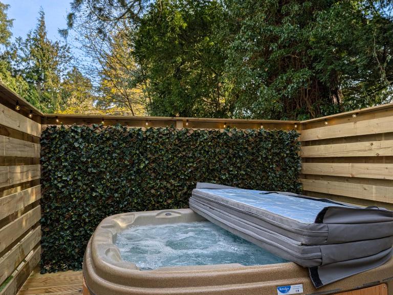Cear 2- Private Hot Tub- Perth-Pet Friendly Lodge - Bed and Breakfast Almondbank